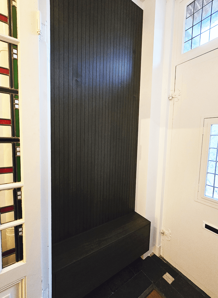 Exclusieve designmeubels, waaronder een bankstel, TV-meubel, kast en slaapkamermeubel, stijlvol ontworpen met vakmanschap en hoogwaardige materialen.