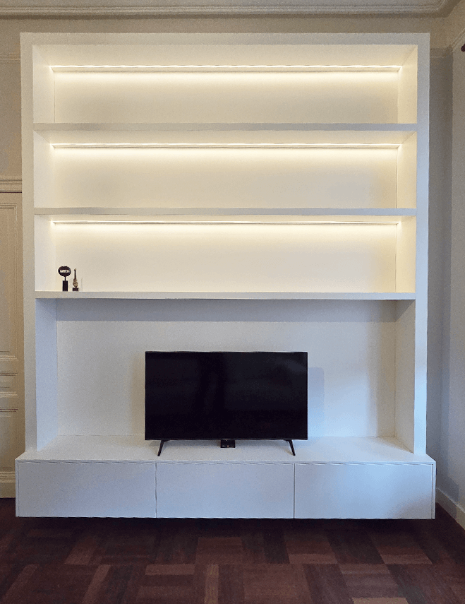 Exclusieve designmeubels, waaronder een bankstel, TV-meubel, kast en slaapkamermeubel, stijlvol ontworpen met vakmanschap en hoogwaardige materialen.