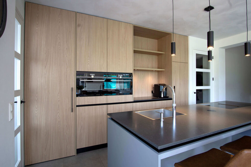 Designvolle eikenhouten keuken in Tegelen met inbouwapparatuur en veel opbergruimte, strak afgewerkt voor een moderne en functionele uitstraling