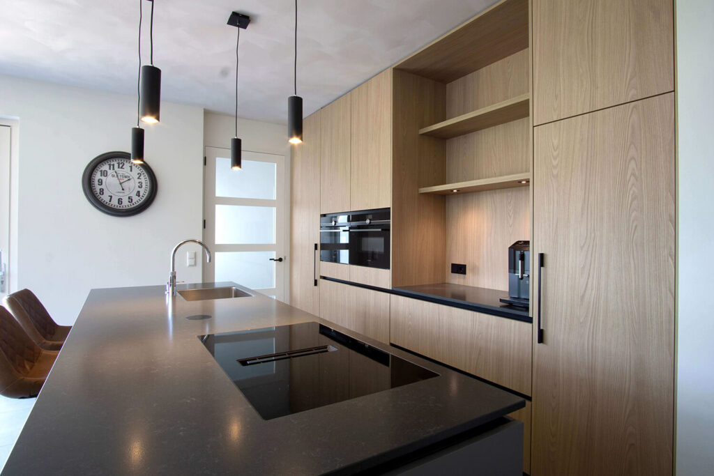Designvolle eikenhouten keuken in Tegelen met inbouwapparatuur en veel opbergruimte, strak afgewerkt voor een moderne en functionele uitstraling