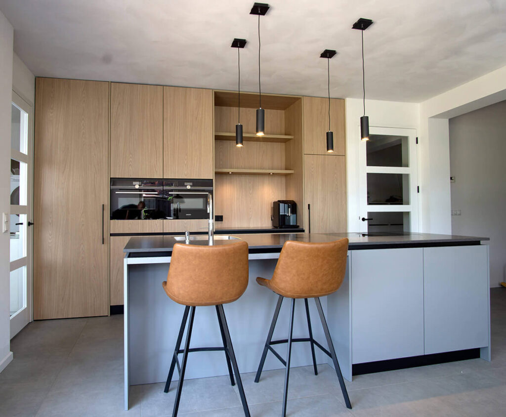 Designvolle eikenhouten keuken in Tegelen met inbouwapparatuur en veel opbergruimte, strak afgewerkt voor een moderne en functionele uitstraling