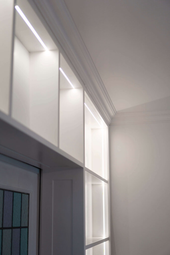 Tegelen design witte inbouwkast met verlichting en glas in lood