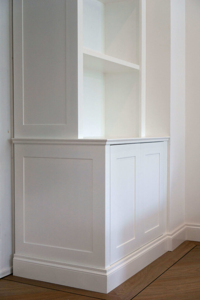 Tegelen design witte inbouwkast met verlichting en glas in lood