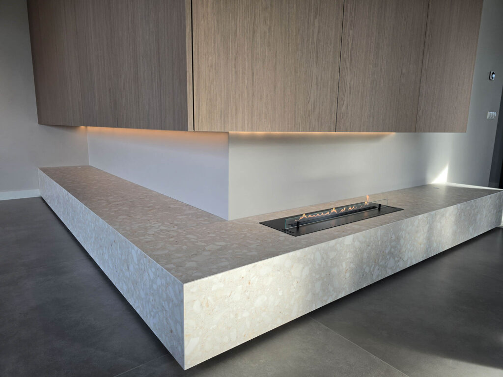 Moderne woonkamerinrichting in Roermond met op maat gemaakt TV meubel, wandkast, verlichting en gashaard.