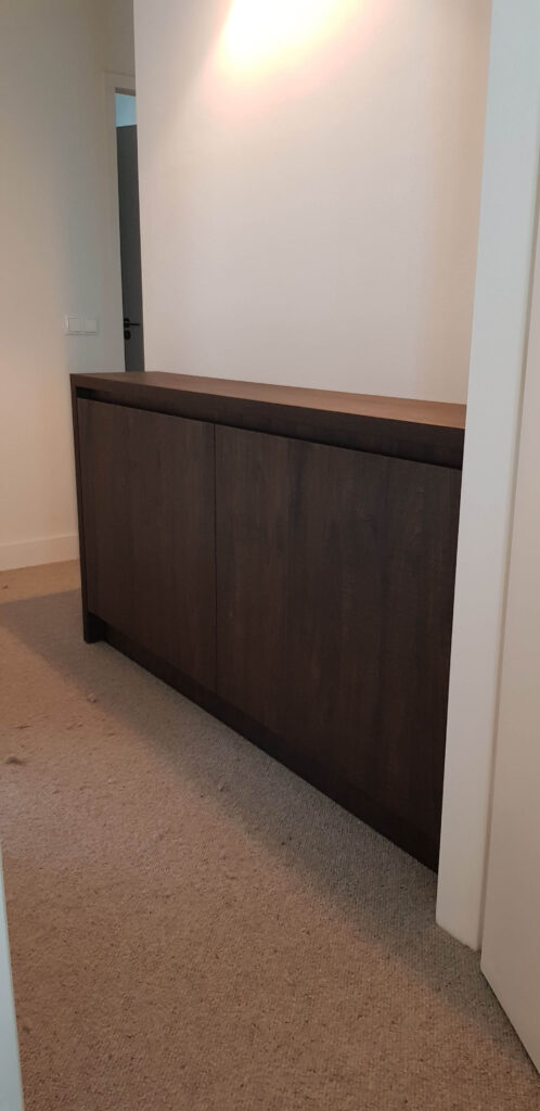 Moderne opbergruimte, handgemaakte witte kast en een luxe buitenkeuken met Green Egg – maatwerk design voor een stijlvol en functioneel interieur en exterieur.