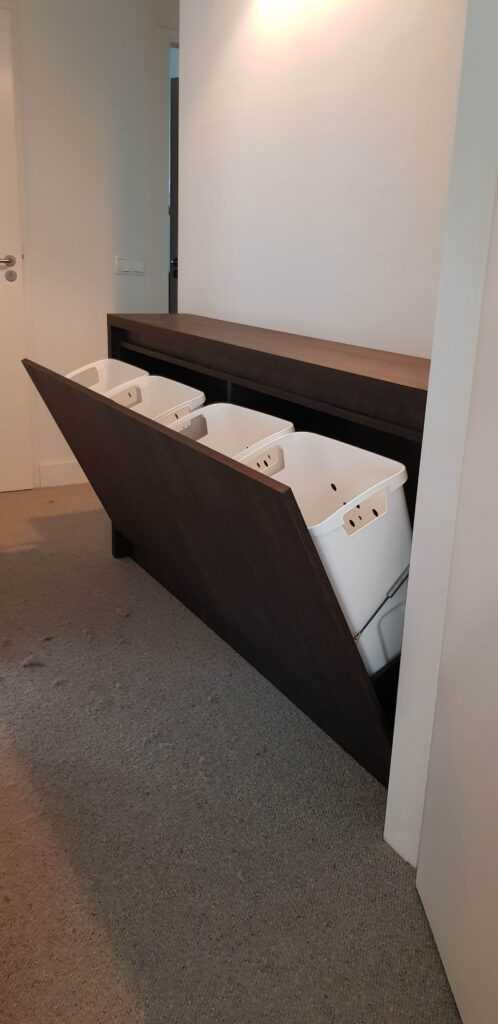 Moderne opbergruimte, handgemaakte witte kast en een luxe buitenkeuken met Green Egg – maatwerk design voor een stijlvol en functioneel interieur en exterieur.