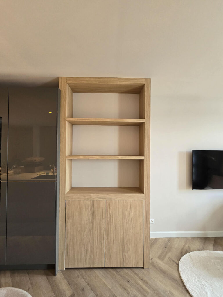 Op maat gemaakte moderne houten kasten aan de Maaskade, met een tijdloos design en veel opbergruimte