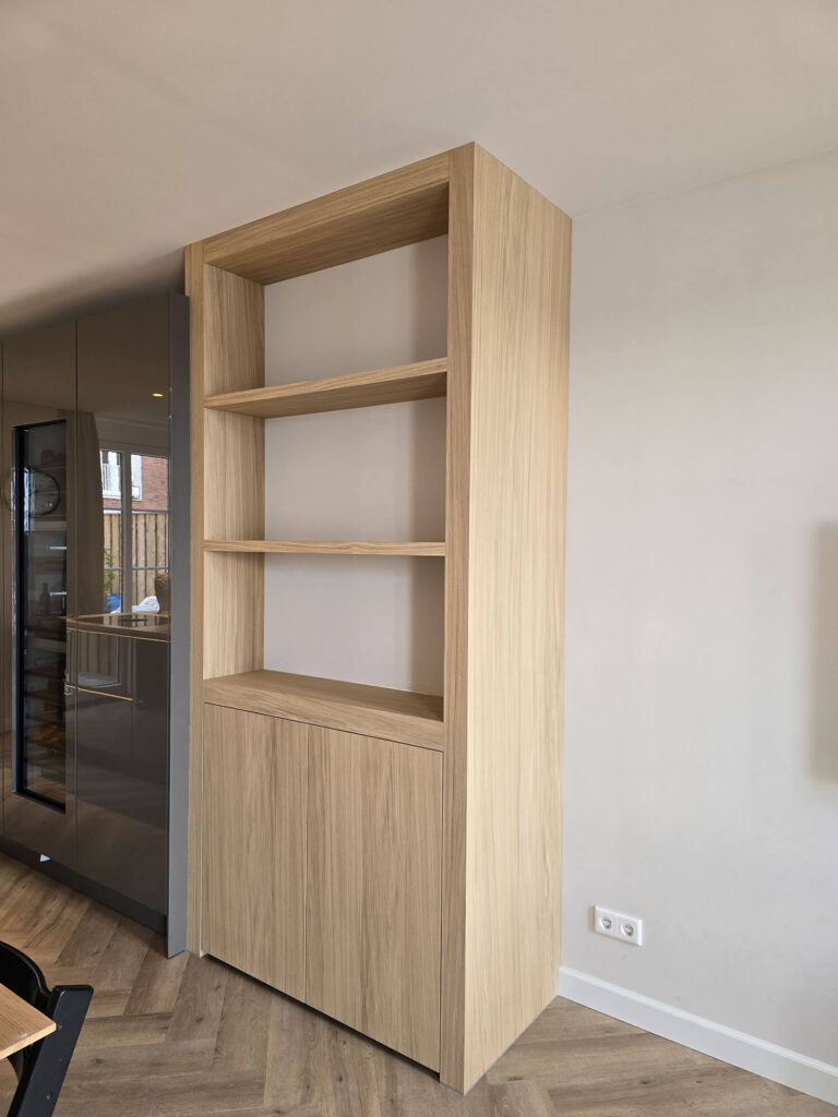 Op maat gemaakte moderne houten kasten aan de Maaskade, met een tijdloos design en veel opbergruimte