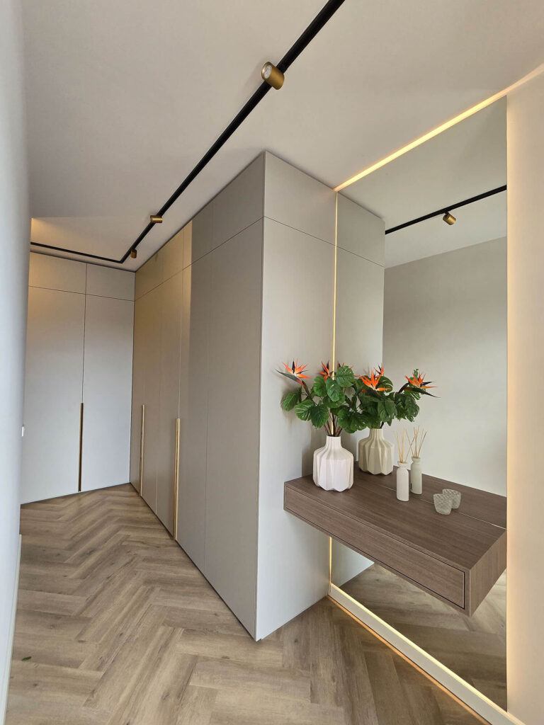 Op maat gemaakte moderne houten kasten aan de Maaskade, met een tijdloos design en veel opbergruimte