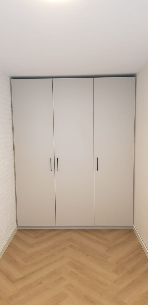 Op maat gemaakte moderne houten kasten aan de Maaskade, met een tijdloos design en veel opbergruimte