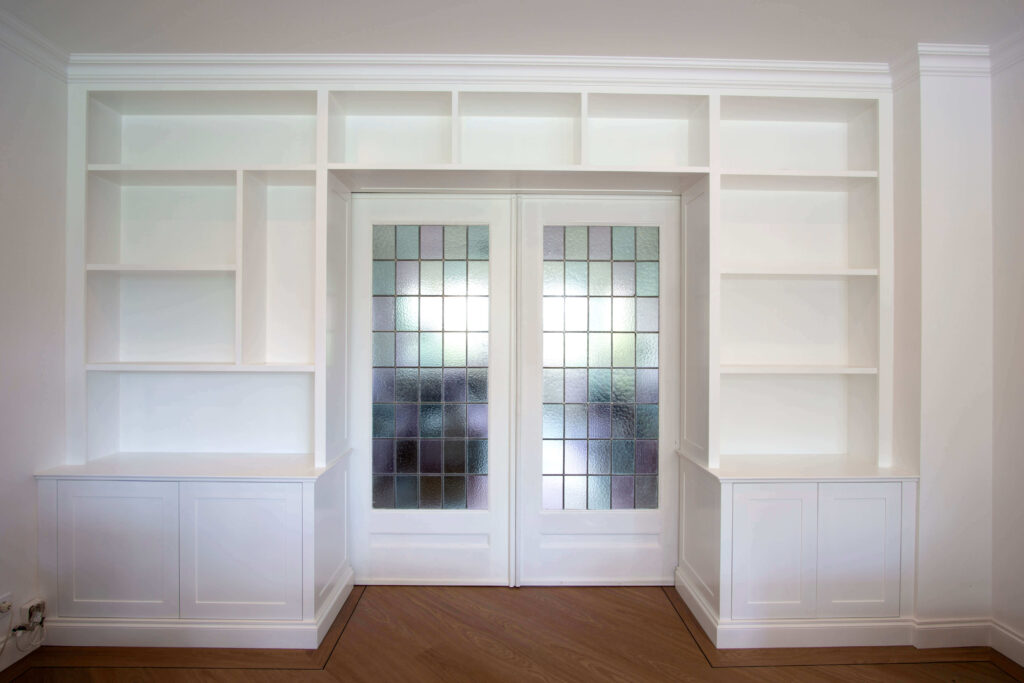 Tegelen design witte inbouwkast met verlichting